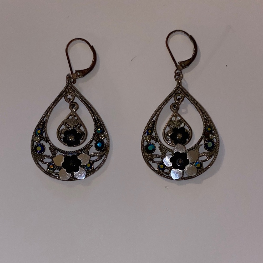 Delicate Silver Tone Black & Blue Stones Featuring an Intricate Floral Design